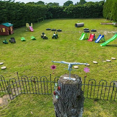 Upside Down House: Quirky Retreat Near Sherwood Forest Villa Nottingham Exterior photo