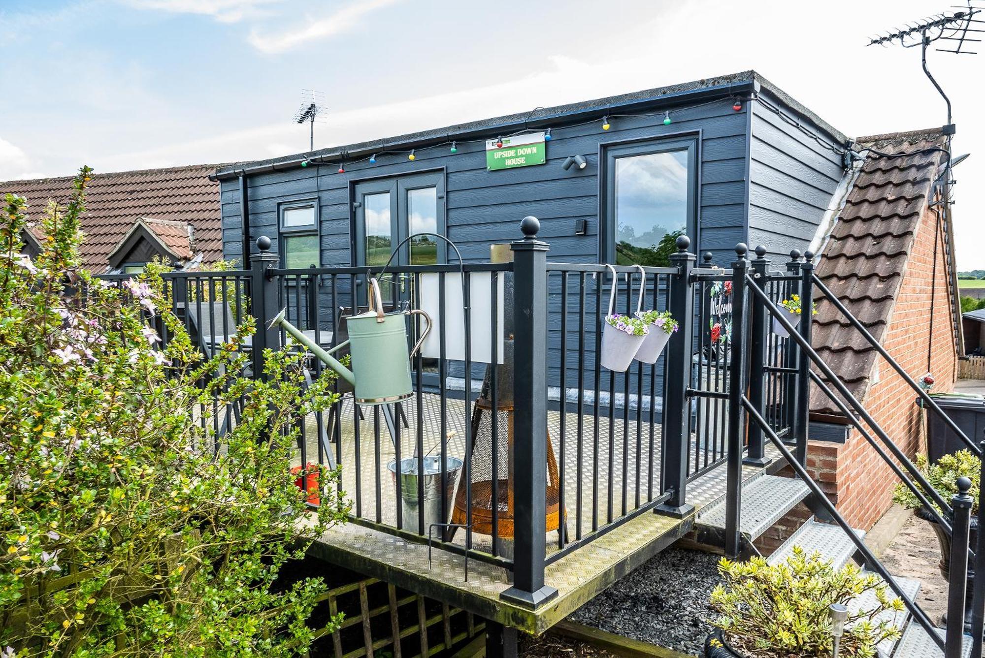 Upside Down House: Quirky Retreat Near Sherwood Forest Villa Nottingham Exterior photo